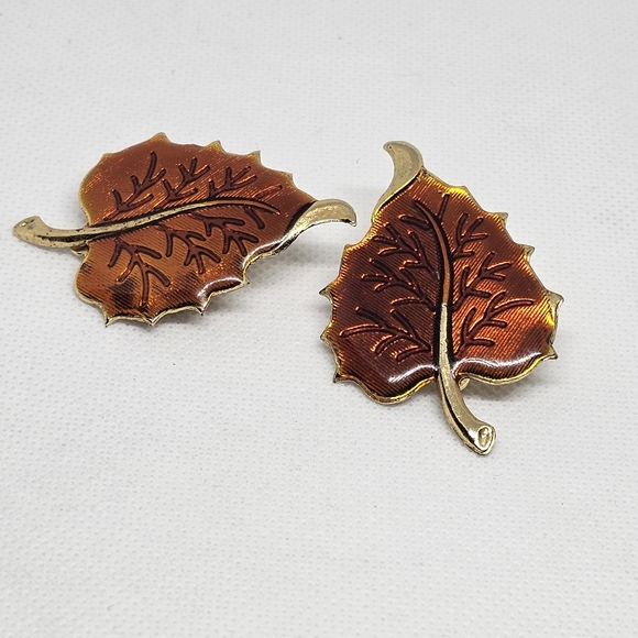 VINTAGE ONE OF A KIND GOLD TONE LEAF ENAMEL RETRO COLLECTIBLE EARRINGS. - Picture 2 of 4